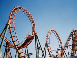 Des montagnes russes qui symbolisent le tourbillon de l'adolescence