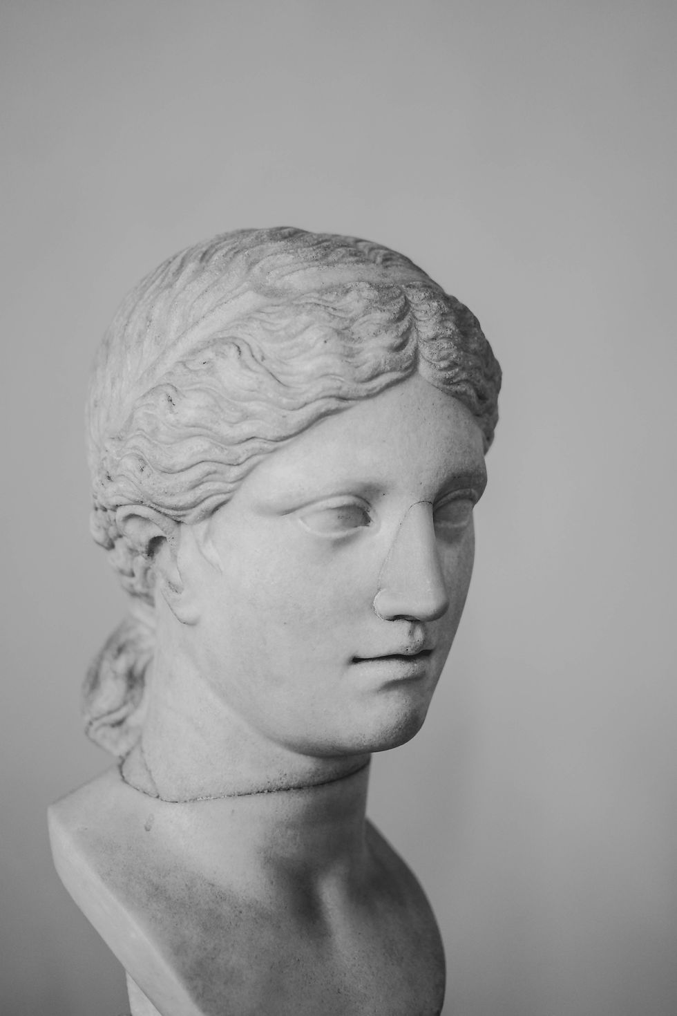 Classical ancient greek bust a symbol of Syné Collective's bespoke approach to therapy as a lifestyle service, rooted in sophrosyne and Ancient Wisdom for Modern Minds
