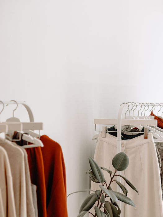 Portant de vêtements dans un dressing, digitalisation partielle de la formule Total Hédora