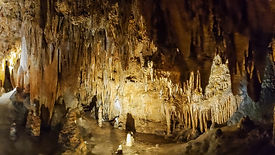 Verlichte stalactieten en stalagmieten in de Grotten van Hotton bij Durbuy, een populaire gezinsactiviteit in de Ardennen