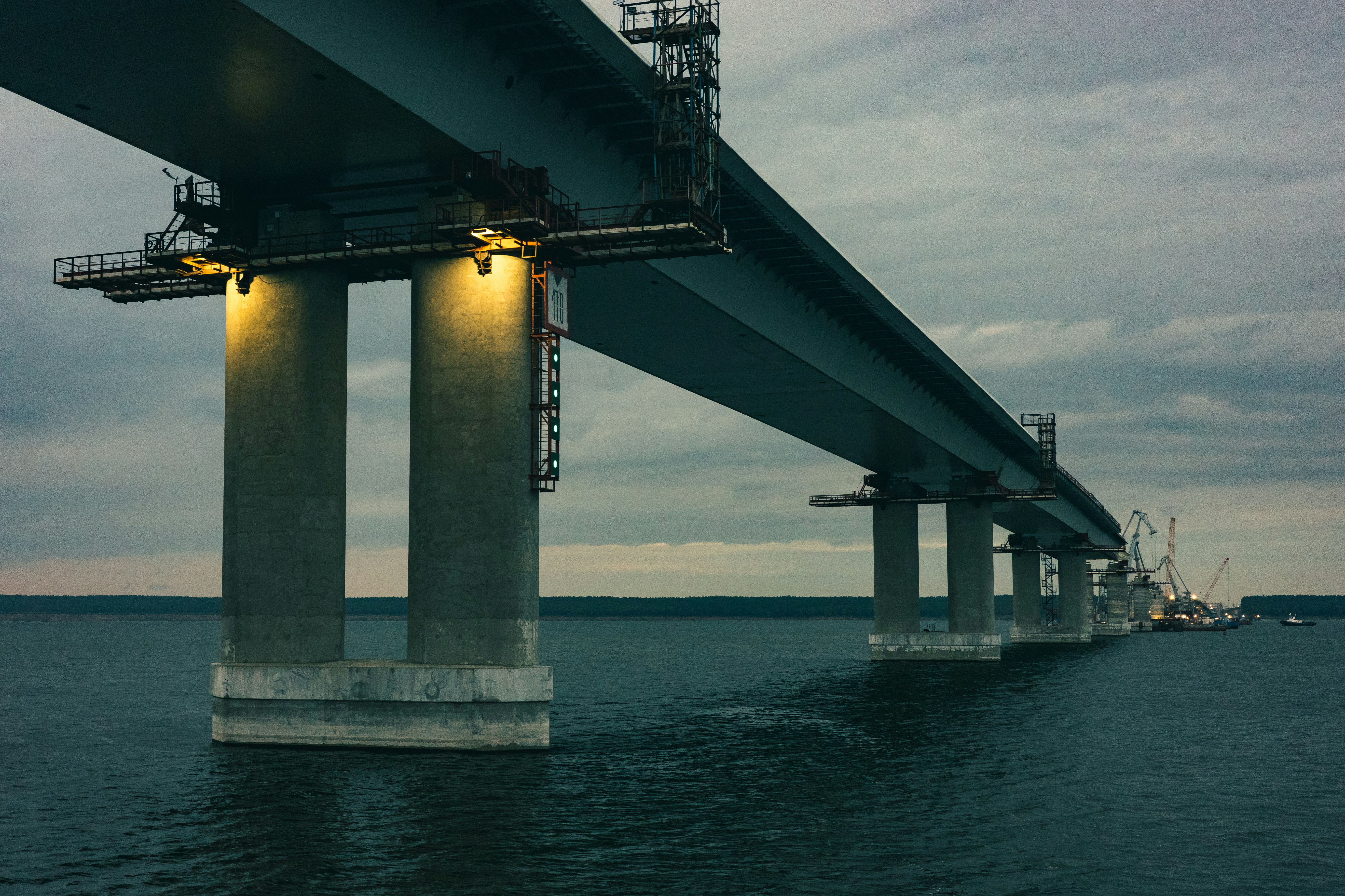 Infrastrukturmiljö med väg och bro i kalla blå toner