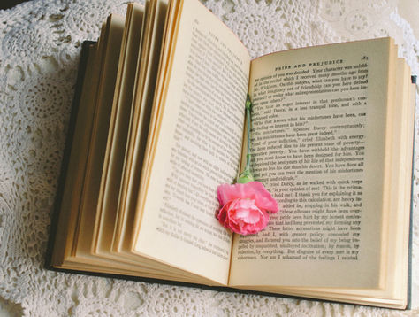 A Guide to Buying Vintage Books Online: Buy Vintage Books in the UK