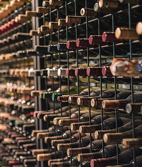 Conseils et accompagnement pendant et après vos acquisitions pour constituer un patrimoine de cave qui vous ressemble et déguster vos vins à maturité.
