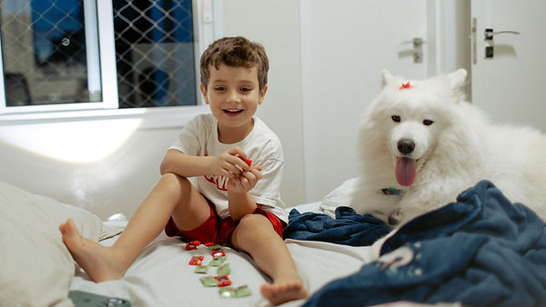 オーストラリア留学でステイしたホストファミリーの子供と犬と留学生で遊ぶ姿。