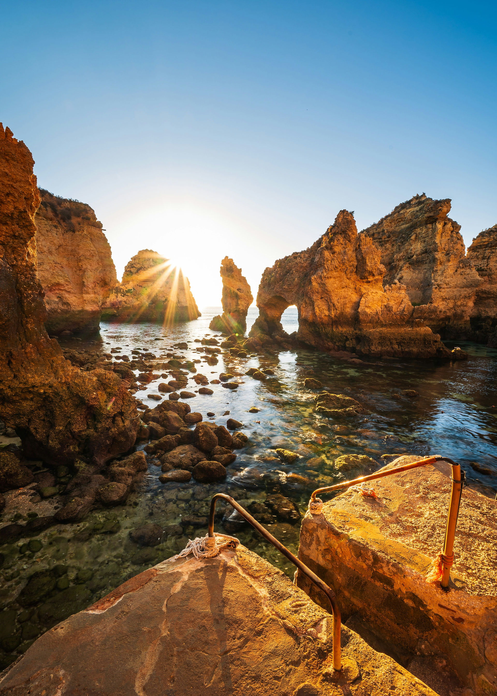 De okerkleurige stranden van de Algarve