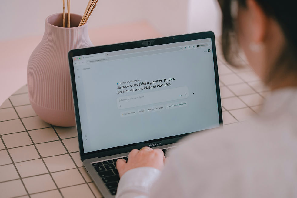 ノートパソコンでWebサイトを制作している様子。Wix Harmonyを活用したスピーディーなWeb制作のイメージ。
