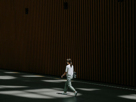 Pessoa caminhando em lugar escuro