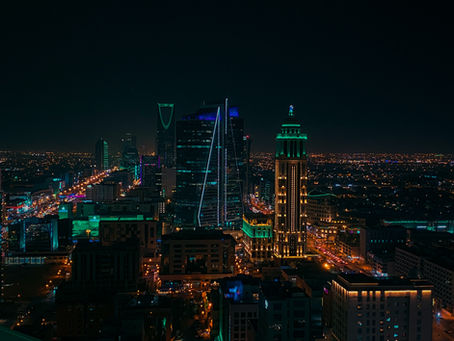 Vue nocturne de Riyad, capitale de l'Arabie saoudite, avec ses tours illuminées