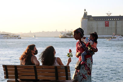 Eine Gruppe von Wanderern, die gemeinsam einen Bergpfad hinaufsteigen.