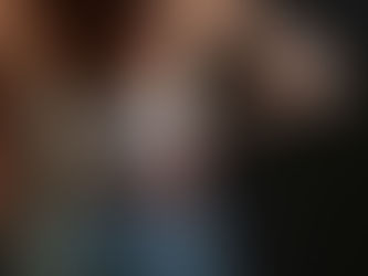 Douleur lombaire chez une femme, main posée sur la zone douloureuse