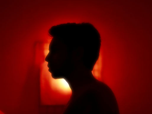 Backroom, darkroom, playroom – przewodnik po najbardziej tajemniczych przestrzeniach queerowej kultury