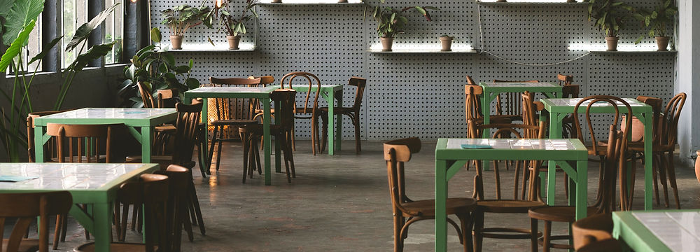 Langer Esstisch mit vintage Stühlen