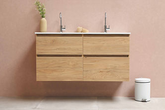 Badkamermeubel met roze muur kleuradvies badkamer