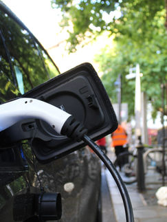 Mais de 25% dos carros vendidos no mundo em 2025 deverão ser elétricos, revela a IEA