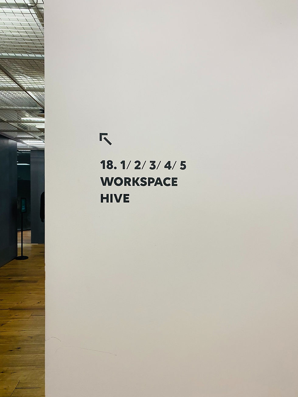Wand mit Zahlen und der Aufschrift Workspace Hive