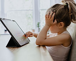 Barn som kämpar med läxor