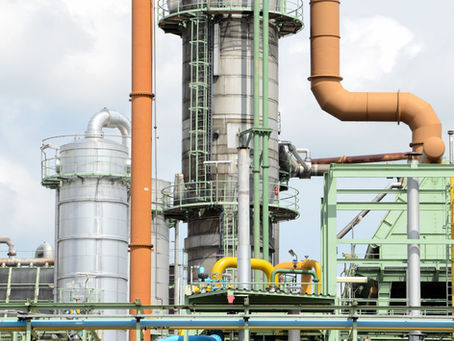 Gas processing plant with distillation columns and pipework