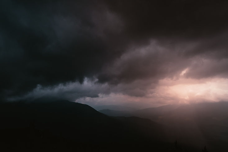 Foggy dark sky which conveys a dynamic mood | Image by Kelly Sikkema
