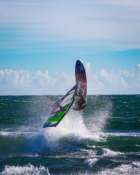 Saut en milieu de planche à voile