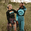 Zwei lachende Teenager – Symbol für Freude, Verständnis und eine positive Eltern-Kind-Beziehung.