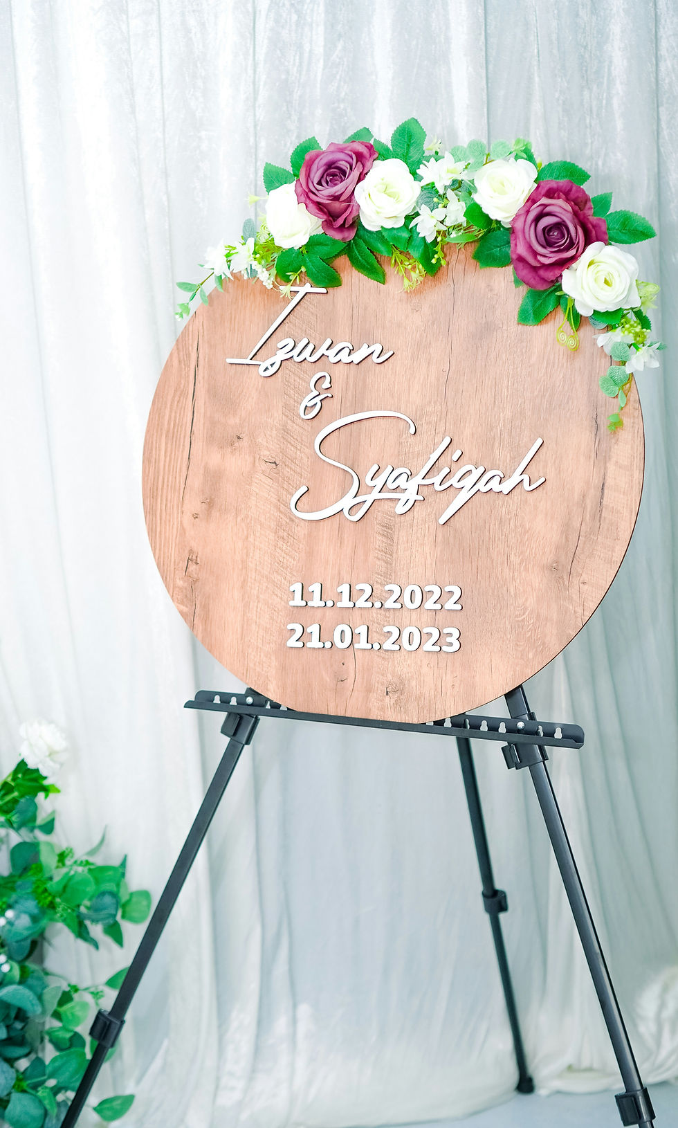 Round greeting sign outside a wedding with acrylic letters