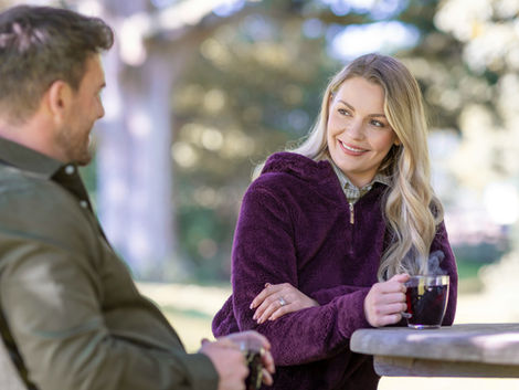 Pareja conversando y tomando café al aire libre