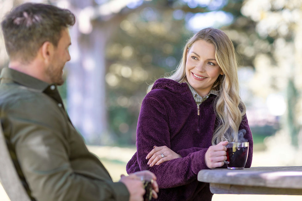 Pareja conversando y tomando café al aire libre