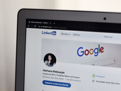 🎯  ¿Quieres que tu Perfil de LinkedIn sea estratégico? Comienza por: Foto, Portada y Titular.