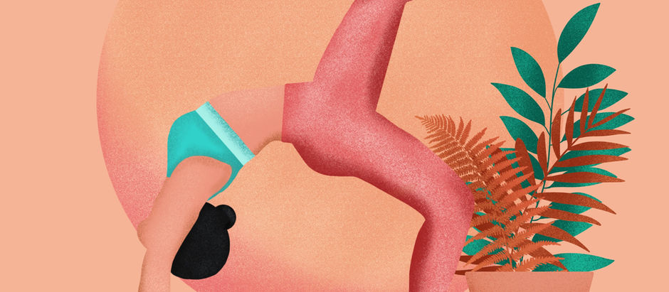 Žena u joga pozi okružena biljkama - simbol telesne regulacije i opuštanja nervnog sistema