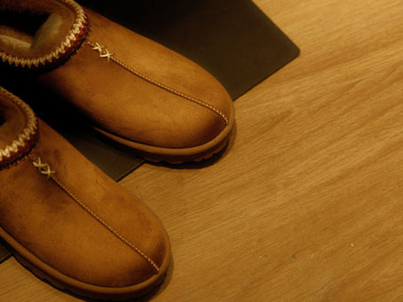 Pantoffels op een houten vloer