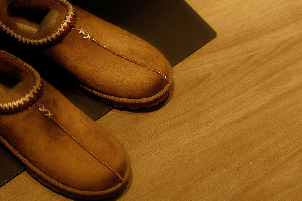 Pantoffels op een houten vloer