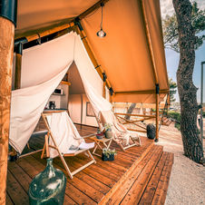 Komfortable Ergänzung für stilvolle Naturerlebnisse: Lounge‑Wear, Lichtquellen, kleine Wellness‑Extras und praktische Outdoor‑Details.
