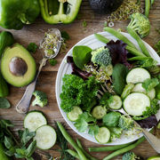 Heiß diskutiert: Vegane Ernährung in der Schwangerschaft und der Stillzeit.
Wir möchten mit dir gemeinsam einen positiven Blick auf dieses Thema werfen und dir die neuesten Erkenntnisse offenlegen.
Das Ziel ist, dass du weißt wie du dich und dein Baby vegan ernähren kannst und die notwendige Nährstoffzufuhr sicherstellst.