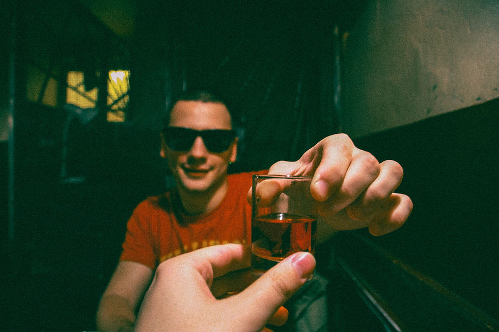 Chico brindando con tequila