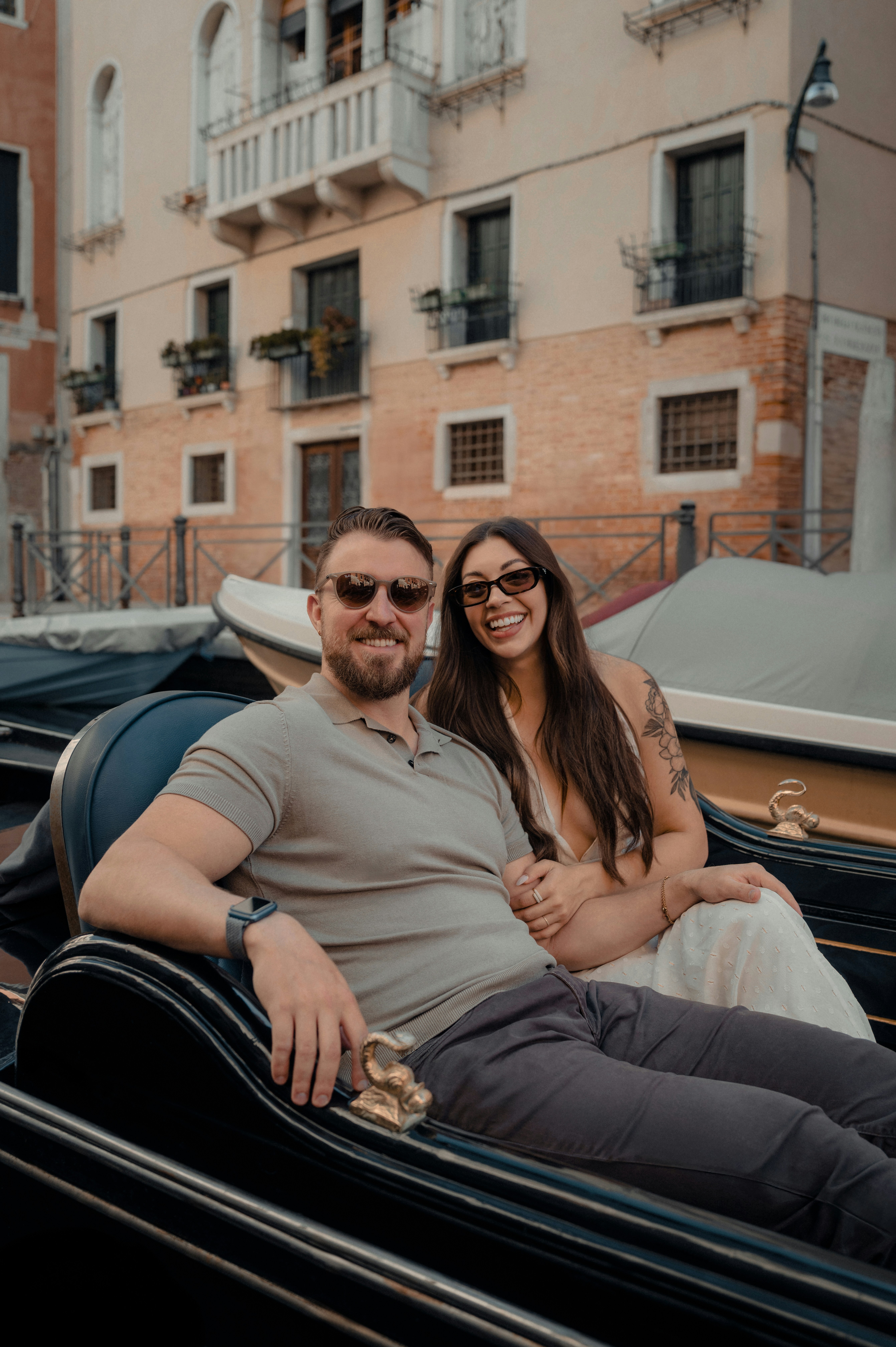 Zakochani płynący gondolą