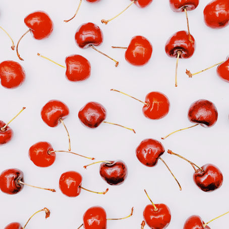 Paletas Heladas de Cereza y Yogur Griego: Un Refrescante Antojo Veraniego.