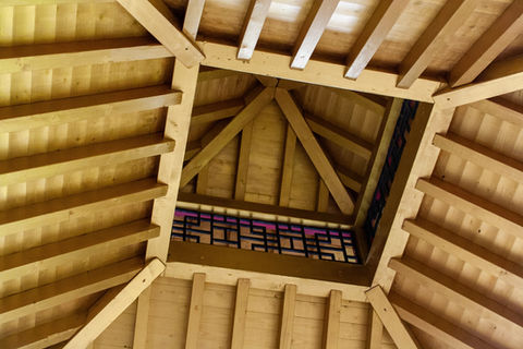 tetto in legno con lavorazione che consente di non mettere piastre chiodi e viti esteticamente disturbanti