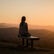 Étudiant zen sur fond de chaîne de montagnes