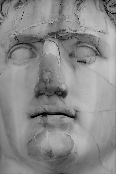 Dettaglio polarizzazione incrociata su scultura in marmo