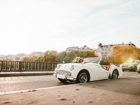 Old car for a luxury elopement in Paris