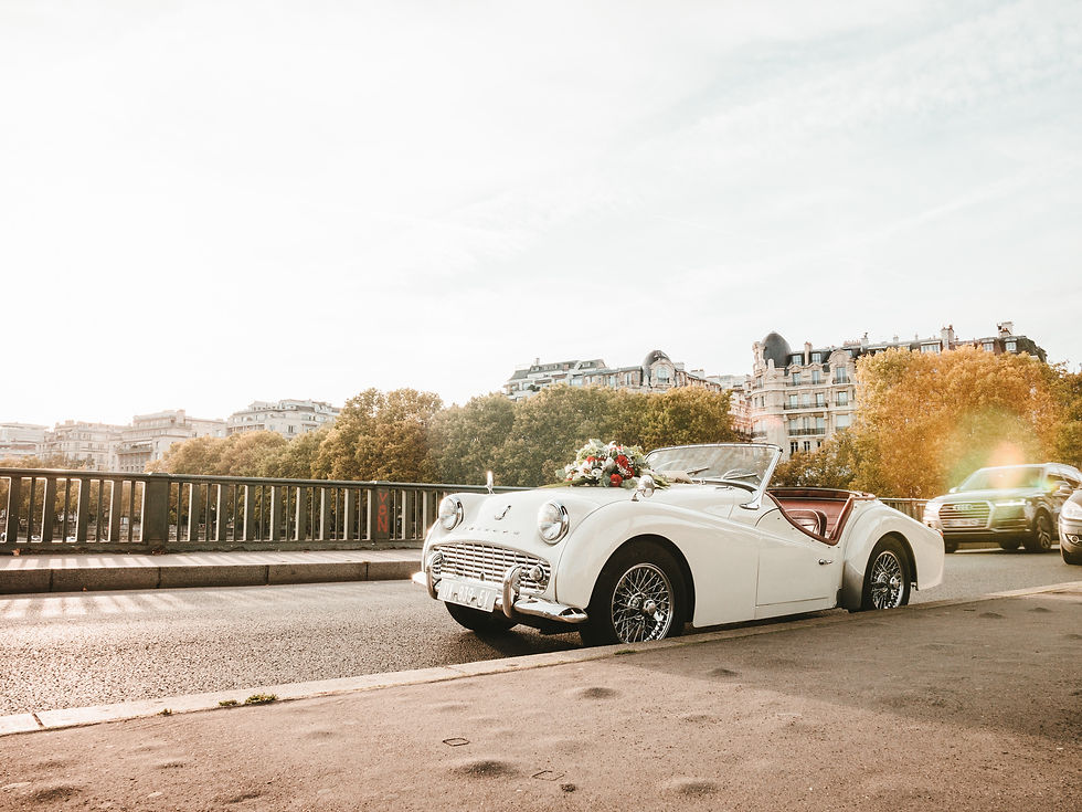 Old car for a luxury elopement in Paris
