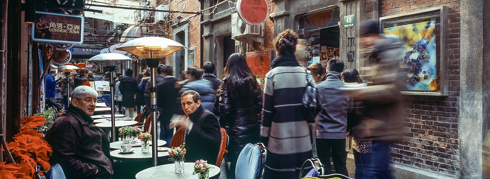 people at a cafe