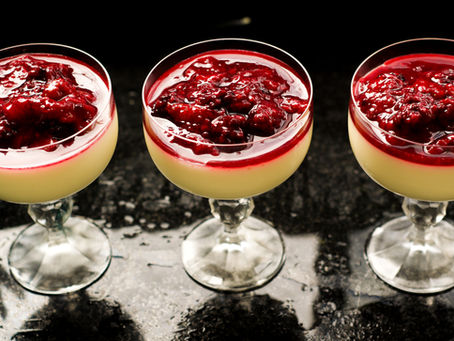 Panna Cotta mit Himbeersauce: Zarte Verführung in Creme und Frucht