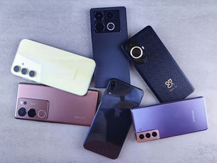 vários celulares em cima de uma bancada