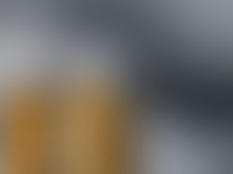 Immeuble de bureaux sous un ciel orageux, symbolisant la gestion des risques climatiques