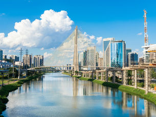 Texte alternatif (alt text SEO) Entrepreneur consultant un dossier fiscal à Panama City, symbolisant la Fiscalité Territoriale Réelle™ et la transparence du système fiscal panaméen moderne.