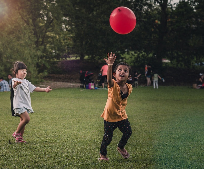 crianças brincando com uma bola em um parque
