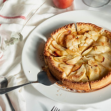 Showing of an apple pie