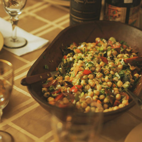 Gemüsepfanne mit Kichererbsen auf einem schön gedeckten Tisch