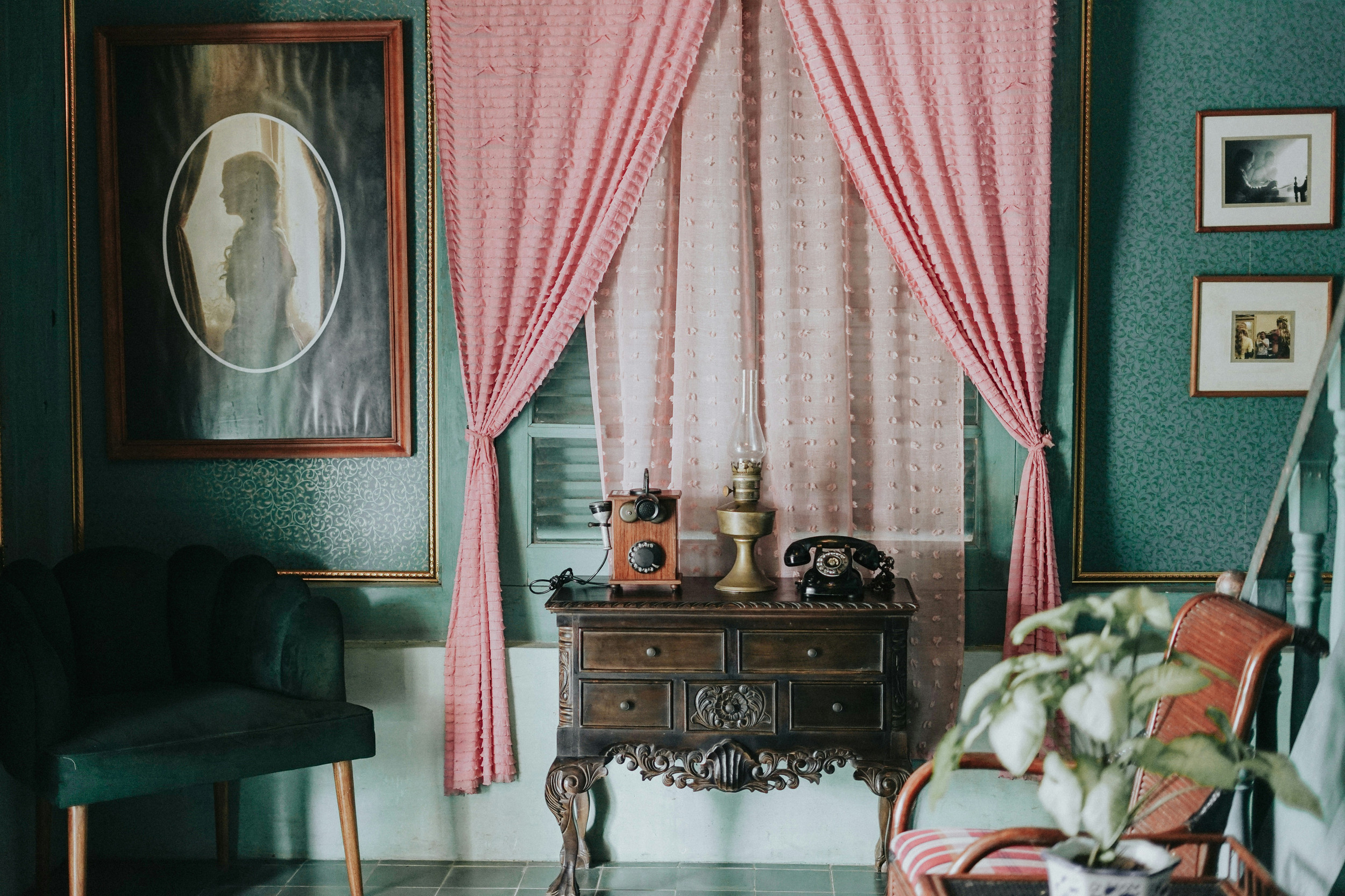 Blending Eras: Top Tips for Incorporating Vintage Furniture into Your ...